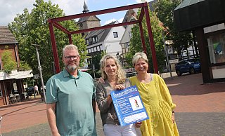Karsten Biermann (v.l.), Britta Bohnenkamp-Schmidt und Carola Ritterhoff laden zum nächsten Sommernachtskino am "roten Würfel" ein. - Jan-Henrik Gerdener Karsten Biermann (v.l.), Britta Bohnenkamp-Schmidt und Carola Ritterhoff laden zum nächsten Sommernachtskino am "roten Würfel" ein. - Jan-Henrik Gerdener