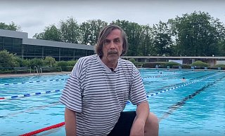 Norbert "Nobby" Morkes vor bester Kulisse im Gütersloher Nordbad. - Screenshot/Youtube/Stadt Gütersloh Norbert "Nobby" Morkes vor bester Kulisse im Gütersloher Nordbad. - Screenshot/Youtube/Stadt Gütersloh
