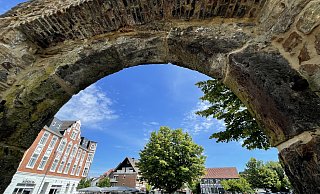 Der Lübbecker Marktplatz ist auch ein Veranstaltungsort. Die Außengastronomie wird bereits gut angenommen. Im August wird dort wieder das Lübbecker Bierbrunnenfest gefeiert. - Heike von Schulz Der Lübbecker Marktplatz ist auch ein Veranstaltungsort. Die Außengastronomie wird bereits gut angenommen. Im August wird dort wieder das Lübbecker Bierbrunnenfest gefeiert. - Heike von Schulz