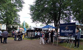 Obwohl es zwischendurch regnen wagen sich nicht wenige Löhner auf das Fest in Mennighüffen. - Gabriele Freimuth Obwohl es zwischendurch regnen wagen sich nicht wenige Löhner auf das Fest in Mennighüffen. - Gabriele Freimuth