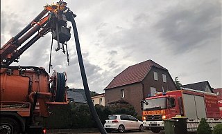 Es wird kräftig gepumpt. In Beverungen kam der ABC-Zug des Kreises zum Einsatz, weil ÖL auszulaufen drohte. - Feuerwehr Steinheim Es wird kräftig gepumpt. In Beverungen kam der ABC-Zug des Kreises zum Einsatz, weil ÖL auszulaufen drohte. - Feuerwehr Steinheim