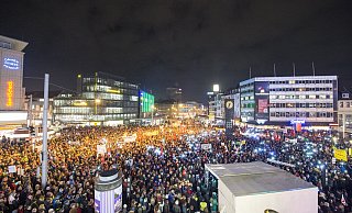 Zur letzten Großkundgebung 2015 kamen 10.000 Menschen auf den Jahnplatz. Und 2024? - Christian Weische Zur letzten Großkundgebung 2015 kamen 10.000 Menschen auf den Jahnplatz. Und 2024? - Christian Weische