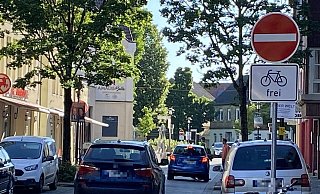 Am ersten Tag des einjährigen Verkehrsversuchs in der Innenstadt haben noch längst nicht alle Autofahrer die Verbotsschilder registriert. - Burkhard Hoeltzenbein Am ersten Tag des einjährigen Verkehrsversuchs in der Innenstadt haben noch längst nicht alle Autofahrer die Verbotsschilder registriert. - Burkhard Hoeltzenbein