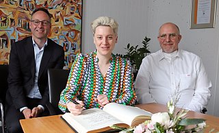 Beim Eintrag in das Goldene Buch der Stadt: Bürgermeister Theo Mettenborg gemeinsam mit Iris Bettinger und Marco Rückl (v.l.) - pbm Beim Eintrag in das Goldene Buch der Stadt: Bürgermeister Theo Mettenborg gemeinsam mit Iris Bettinger und Marco Rückl (v.l.) - pbm