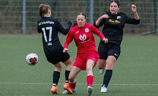 Ryke Tela Berkowitz (Mitte) von Arminias Westfalenliga-B-Juniorinnen hat es in dieser Szene gleich mit zwei Gegenspielerinnen zu tun. - Andreas Zobe Ryke Tela Berkowitz (Mitte) von Arminias Westfalenliga-B-Juniorinnen hat es in dieser Szene gleich mit zwei Gegenspielerinnen zu tun. - Andreas Zobe