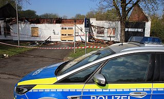 Noch einmal kehren nach dem Großbrand in Höxter Polizei, Sachverständige und Schadensregulierer an die Brandruine des Schützenhauses zurück. Fotos (5): David Schellenberg - David Schellenberg Noch einmal kehren nach dem Großbrand in Höxter Polizei, Sachverständige und Schadensregulierer an die Brandruine des Schützenhauses zurück. Fotos (5): David Schellenberg - David Schellenberg