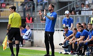 DSC-Trainer Mitch Kniat (Mitte) kann gegen Saarbrücken personell aus dem Vollen schöpfen. - IMAGO/Ulrich Hufnagel DSC-Trainer Mitch Kniat (Mitte) kann gegen Saarbrücken personell aus dem Vollen schöpfen. - IMAGO/Ulrich Hufnagel