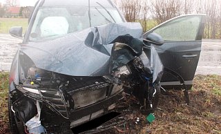 Das Auto wurde bei dem Unfall stark beschädigt. - Polizei Minden-Lübbecke Das Auto wurde bei dem Unfall stark beschädigt. - Polizei Minden-Lübbecke