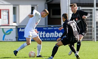 Die Theesener (weißes Trikot) hatten Westenholz fast immer sicher im Griff. - Andreas Zobe Die Theesener (weißes Trikot) hatten Westenholz fast immer sicher im Griff. - Andreas Zobe