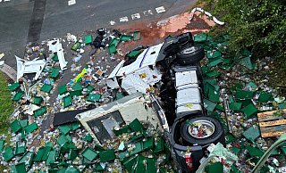 Bei nasser Fahrbahn stürzte ein Lkw eine Böschung hinunter und verteilte tonnenweise Trauben. - NW Bei nasser Fahrbahn stürzte ein Lkw eine Böschung hinunter und verteilte tonnenweise Trauben. - NW