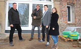 Noch ist das Mehrgenerationen-Wohnprojekt eine Baustelle. Bis 30. Juni soll sich das laut Volker Horstmann (v. l.), Andreas Steinmeier, Julian Horstmann und Victoria Horstmann ändern. - Frank Hartmann Noch ist das Mehrgenerationen-Wohnprojekt eine Baustelle. Bis 30. Juni soll sich das laut Volker Horstmann (v. l.), Andreas Steinmeier, Julian Horstmann und Victoria Horstmann ändern. - Frank Hartmann