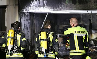 Großeinsatz für Feuerwehr und Rettungsdienste am Sonntagabend am Otternbuschweg: Mehr als 150 Einsatzkräfte von Feuerwehr und Polizei waren im Einsatz. Mindestens zehn Menschen wurden verletzt, einer von ihnen schwer. - Claus Frickemeier Großeinsatz für Feuerwehr und Rettungsdienste am Sonntagabend am Otternbuschweg: Mehr als 150 Einsatzkräfte von Feuerwehr und Polizei waren im Einsatz. Mindestens zehn Menschen wurden verletzt, einer von ihnen schwer. - Claus Frickemeier