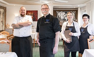 Küchenchef Matthias Chimento (l.), Inhaber Frank Wiegand, Serverviceleiterin Yvette Thorwirth und Stelle-Mari Niemann sind stolz auf die Auszeichnung. - Klaus Lorke NO LIMIT FOTODESIGN / Germany Küchenchef Matthias Chimento (l.), Inhaber Frank Wiegand, Serverviceleiterin Yvette Thorwirth und Stelle-Mari Niemann sind stolz auf die Auszeichnung. - Klaus Lorke NO LIMIT FOTODESIGN / Germany