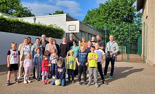 Eltern und Kinder in Stift Quernheim fordern bessere Spielmöglichkeiten für den Nachwuchs. Sie wollen, dass der Schulfhof der Grundschule besser genutzt und der Basketballkorb wieder aufgehangen wird. - Archivbild: Florian Weyand Eltern und Kinder in Stift Quernheim fordern bessere Spielmöglichkeiten für den Nachwuchs. Sie wollen, dass der Schulfhof der Grundschule besser genutzt und der Basketballkorb wieder aufgehangen wird. - Archivbild: Florian Weyand