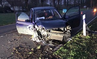 Der schwer beschädigte Ford Fiesta auf der Gütersloher Straße. - Polizei Bielefeld Der schwer beschädigte Ford Fiesta auf der Gütersloher Straße. - Polizei Bielefeld