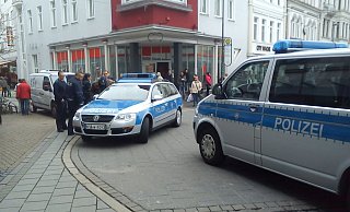 Konflikte in der Innenstadt: Polizisten nehmen einen alkoholisierten Mann fest, der vorher randaliert hatte. - nw Konflikte in der Innenstadt: Polizisten nehmen einen alkoholisierten Mann fest, der vorher randaliert hatte. - nw