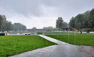 Nichts ging mehr gestern Nachmittag am Kalkofen: Blitz, Donner und heftiger Regen ließen eine Fortsetzung des Pokalspiels zwischen dem TSV Oerlinghausen und dem Post-TSV Detmold nicht zu. - Oliver König Nichts ging mehr gestern Nachmittag am Kalkofen: Blitz, Donner und heftiger Regen ließen eine Fortsetzung des Pokalspiels zwischen dem TSV Oerlinghausen und dem Post-TSV Detmold nicht zu. - Oliver König