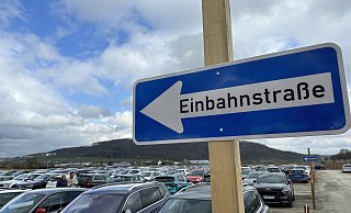Kein Platz mehr: Auch der große Parkplatz bei Corvey war am Sonntag voll. Die Elferinnen und Elfer, wie die Parkanweiser heißen, wiesen Alternativen an. - Ralf T. Mischer Kein Platz mehr: Auch der große Parkplatz bei Corvey war am Sonntag voll. Die Elferinnen und Elfer, wie die Parkanweiser heißen, wiesen Alternativen an. - Ralf T. Mischer