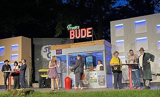 In der Komödie "Trudes Bude" treffen sich verschiedene Charaktere am Kiosk. Eine gute Vorraussetzung für Spaß und Verwirrungen. - Ann-Britta Dohle In der Komödie "Trudes Bude" treffen sich verschiedene Charaktere am Kiosk. Eine gute Vorraussetzung für Spaß und Verwirrungen. - Ann-Britta Dohle