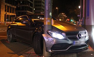 Die Frontschürze des Mercedes schloß Freundschaft mit dem Ampelmast. - Polizei Bielefeld Die Frontschürze des Mercedes schloß Freundschaft mit dem Ampelmast. - Polizei Bielefeld