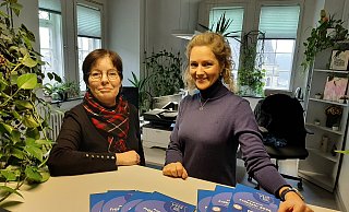 Michaela Henze (l.) und Claudia Genau präsentieren im Volkshochschulbüro im historischen Rathaus zwischen der Warburger Alt- und Neustadt das neue Programmheft. Foto: Dieter Scholz - Dieter Scholz Michaela Henze (l.) und Claudia Genau präsentieren im Volkshochschulbüro im historischen Rathaus zwischen der Warburger Alt- und Neustadt das neue Programmheft. Foto: Dieter Scholz - Dieter Scholz