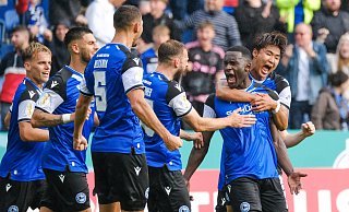Die Spieler von Arminia Bielefeld feiern Merveille Biankadi (r.) für seinen Treffer zum 2:0 im DFB-Pokal gegen den VfL Bochum. - Andreas Zobe Die Spieler von Arminia Bielefeld feiern Merveille Biankadi (r.) für seinen Treffer zum 2:0 im DFB-Pokal gegen den VfL Bochum. - Andreas Zobe