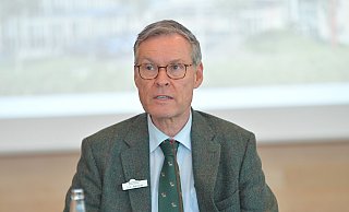 Sven-Georg Adenauer, Gütersloher Landrat: Die Intensität der Übergriffe auf Staatsbedienstete ist mit den Vorjahren nicht zu vergleichen." Sven-Georg Adenauer, Gütersloher Landrat: Die Intensität der Übergriffe auf Staatsbedienstete ist mit den Vorjahren nicht zu vergleichen."