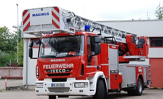 Ein Drehleiter Fahrzeug der Feuerwehr Höxter. Die Kollegen aus Warburg und Steinheim freuen sich auf ihre neuen Fahrzeuge. - Thomas Kube Ein Drehleiter Fahrzeug der Feuerwehr Höxter. Die Kollegen aus Warburg und Steinheim freuen sich auf ihre neuen Fahrzeuge. - Thomas Kube