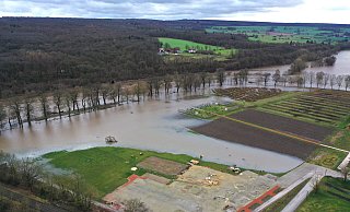 Das LGS-Gelände bei Höxter steht teilweise unter Wasser. - Thomas Kube Das LGS-Gelände bei Höxter steht teilweise unter Wasser. - Thomas Kube