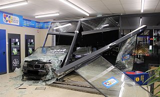 Da der Wagen die gläserne Front des Lidl-Marktes in Preußisch Oldendorf durchbrach, wurde der Eingangsbereich erheblich zerstört. - Polizei Minden-Lübbecke Da der Wagen die gläserne Front des Lidl-Marktes in Preußisch Oldendorf durchbrach, wurde der Eingangsbereich erheblich zerstört. - Polizei Minden-Lübbecke