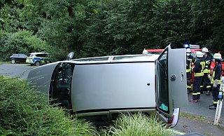 Das Auto kam auf der Seite liegend zum Stillstand. - Polizei Minden-Lübbecke Das Auto kam auf der Seite liegend zum Stillstand. - Polizei Minden-Lübbecke