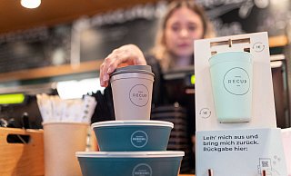 Das „WoBu“ an der Arndtstraße 8 macht alles richtig und bietet seit Januar gut sichtbar beworben an der Kasse nicht nur Mehrwegbecher an, sondern auch Pfanddosen mit Deckel zum Mitnehmen für die Burger, Curries und Salate. Viele andere zögern noch. - Oliver Krato Das „WoBu“ an der Arndtstraße 8 macht alles richtig und bietet seit Januar gut sichtbar beworben an der Kasse nicht nur Mehrwegbecher an, sondern auch Pfanddosen mit Deckel zum Mitnehmen für die Burger, Curries und Salate. Viele andere zögern noch. - Oliver Krato