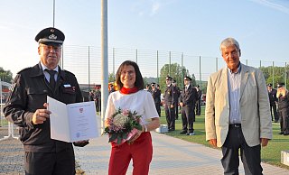 Abschied nehmen hieß es für den stellvertretenden Leiter der Freiwilligen Feuerwehr der Stadt Brakel, Karl Breker (links), der von Bürgermeister Hermann Temme die Entlassungsurkunde erhielt. Ehefrau Birgit Breker bekam einen Blumenstrauß. - Helga Krooß Abschied nehmen hieß es für den stellvertretenden Leiter der Freiwilligen Feuerwehr der Stadt Brakel, Karl Breker (links), der von Bürgermeister Hermann Temme die Entlassungsurkunde erhielt. Ehefrau Birgit Breker bekam einen Blumenstrauß. - Helga Krooß