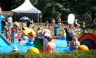 Bei der aktuellen Hitze tut eine Abkühlung im Freibad gut. Doch das kostet Geld, die Preispolitik findet nicht jeder gerecht. Denn Alleinerziehende werden in Gütersloh nicht extra berücksichtigt. - Andreas Frücht (Archiv) Bei der aktuellen Hitze tut eine Abkühlung im Freibad gut. Doch das kostet Geld, die Preispolitik findet nicht jeder gerecht. Denn Alleinerziehende werden in Gütersloh nicht extra berücksichtigt. - Andreas Frücht (Archiv)
