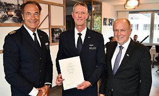 Bei der Verabschiedung: Michael Schemke, Inspekteuer der Polizei (v. l.), Leitender Polizeidirektor Ulrich Ettler und Behördenleiter und Landrat Christoph Rüther. - Polizei Paderborn Bei der Verabschiedung: Michael Schemke, Inspekteuer der Polizei (v. l.), Leitender Polizeidirektor Ulrich Ettler und Behördenleiter und Landrat Christoph Rüther. - Polizei Paderborn