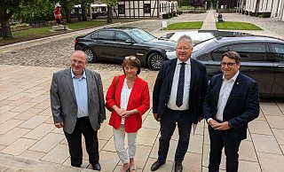 Gerade angekommen: BND Präsident Bruno Kahl (3. v. l.) wird von MdL Bianca Winkelmann, Andreas Schulze (Konrad-Adenauer-Stiftung, links) und Oliver Vogt, MdB, in Empfang genommen. - Volker Knickmeyer Gerade angekommen: BND Präsident Bruno Kahl (3. v. l.) wird von MdL Bianca Winkelmann, Andreas Schulze (Konrad-Adenauer-Stiftung, links) und Oliver Vogt, MdB, in Empfang genommen. - Volker Knickmeyer