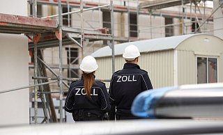 Zoll-Ermittler untersuchen eine Baustelle, auf der sie Schwarzarbeiter vermuten. - Zoll Zoll-Ermittler untersuchen eine Baustelle, auf der sie Schwarzarbeiter vermuten. - Zoll