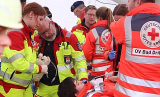 Haupt- und ehrenamtliche Rettungskräfte aus den verschiedenen Einheiten des Kreises arbeiten gut zusammen. - Burkhard Battran Haupt- und ehrenamtliche Rettungskräfte aus den verschiedenen Einheiten des Kreises arbeiten gut zusammen. - Burkhard Battran
