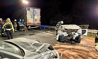 Ein Lastzug und zwei Pkw sind in den Unfall auf der Autobahn 33 verwickelt. - Ralph Meyer Ein Lastzug und zwei Pkw sind in den Unfall auf der Autobahn 33 verwickelt. - Ralph Meyer