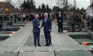 König Charles III. ist in Deutschland zu Besuch. Gemeinsam mit Bundespräsident Frank-Walter Steinmeier steht er auf der Brücke, die vom Deutsch/Britischen Pionierbrückenbataillons errichtet wurde. - Felix Schwien König Charles III. ist in Deutschland zu Besuch. Gemeinsam mit Bundespräsident Frank-Walter Steinmeier steht er auf der Brücke, die vom Deutsch/Britischen Pionierbrückenbataillons errichtet wurde. - Felix Schwien