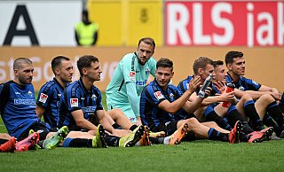 SCP-Keeper Leopold Zingerle (hinten) kam am Samstag zu seinem ersten Zweitliga-Einsatz seit Mai 2021. Nach dem Spiel bereitete er sich ebenso wie seine Teamkollegen (v. l.) Marco Schuster, Marcel Hoffmeier und Jonas Carls auf die obligatorische Humba vor. - Imago Images SCP-Keeper Leopold Zingerle (hinten) kam am Samstag zu seinem ersten Zweitliga-Einsatz seit Mai 2021. Nach dem Spiel bereitete er sich ebenso wie seine Teamkollegen (v. l.) Marco Schuster, Marcel Hoffmeier und Jonas Carls auf die obligatorische Humba vor. - Imago Images