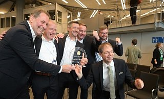 v.l.n.r.: Jan-Hendrik Mohr, Jan-Willem Verhorst, Johannes Weisbrodt, Ingo Kirchbeck, Dr. Martin von Hoyningen-Huene und Matthias Mumme freuen sich über den Tractor of the Year 2024. - claas v.l.n.r.: Jan-Hendrik Mohr, Jan-Willem Verhorst, Johannes Weisbrodt, Ingo Kirchbeck, Dr. Martin von Hoyningen-Huene und Matthias Mumme freuen sich über den Tractor of the Year 2024. - claas
