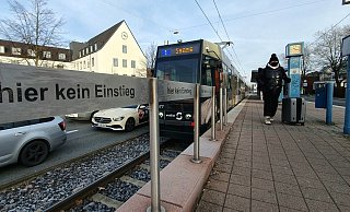 Von den elf Haltestellen, die zu kurz für lange Züge sind, liegen sieben auf der Strecke der Linie 1. Zwei davon sollen jetzt bald verlängert und saniert werden. - Kurt Ehmke Von den elf Haltestellen, die zu kurz für lange Züge sind, liegen sieben auf der Strecke der Linie 1. Zwei davon sollen jetzt bald verlängert und saniert werden. - Kurt Ehmke