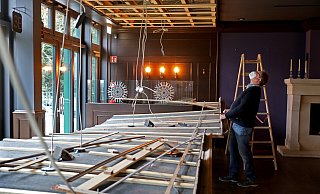 Der öffentlich bestellte und vereidigte Sachverständige der Handwerkskammer OWL, Friedhelm Spruch aus Bielefeld, macht sich ein Bild von der Deckenkonstruktion im Wintergarten des Restaurants Wohnzimmer. Er arbeitet im Auftrag des Insolvenzverwalters der damals ausführenden Ladenbaufirm und braucht rund vier Wochen für sein Gutachten. - Frank-Michael Kiel-Steinkamp Der öffentlich bestellte und vereidigte Sachverständige der Handwerkskammer OWL, Friedhelm Spruch aus Bielefeld, macht sich ein Bild von der Deckenkonstruktion im Wintergarten des Restaurants Wohnzimmer. Er arbeitet im Auftrag des Insolvenzverwalters der damals ausführenden Ladenbaufirm und braucht rund vier Wochen für sein Gutachten. - Frank-Michael Kiel-Steinkamp