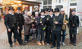 Der traditionelle Umzug der Schornsteinfeger beginnt auf dem Gänsemarkt. Die Gruppe verteilt kleine Töpfe mit vierblättrigem Klee als Glückcbringer an Passanten. - Ralf Bittner Der traditionelle Umzug der Schornsteinfeger beginnt auf dem Gänsemarkt. Die Gruppe verteilt kleine Töpfe mit vierblättrigem Klee als Glückcbringer an Passanten. - Ralf Bittner