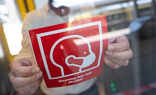 In Bus und Bahn dürfen seit dem 24. April nur noch FFP2-Masken oder Masken mit vergleichbaren Schutzfähigkeiten getragen werden. Das gilt laut MoBiel auch für das Personal, das nicht am Steuer sitzt. - picture alliance/dpa In Bus und Bahn dürfen seit dem 24. April nur noch FFP2-Masken oder Masken mit vergleichbaren Schutzfähigkeiten getragen werden. Das gilt laut MoBiel auch für das Personal, das nicht am Steuer sitzt. - picture alliance/dpa