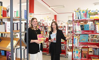 Elena Strehle (r.) ist die neue Leiterin der Löhner Stadtbücherei. Meike Lohmeier unterstützt sie als Stellvertreterin. - Judith Gladow Elena Strehle (r.) ist die neue Leiterin der Löhner Stadtbücherei. Meike Lohmeier unterstützt sie als Stellvertreterin. - Judith Gladow