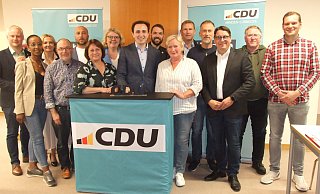 Der neue Vorstand der Espelkamper Christdemokraten nach seiner Wahl im Nachbarschaftszentrum Erlengrund mit den heimischen Abgeordneten Bianca Winkelmann, Oliver Vogt und Bürgermeister Henning Vieker. - Karsten Schulz Der neue Vorstand der Espelkamper Christdemokraten nach seiner Wahl im Nachbarschaftszentrum Erlengrund mit den heimischen Abgeordneten Bianca Winkelmann, Oliver Vogt und Bürgermeister Henning Vieker. - Karsten Schulz