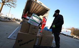 DRK-Mitarbeiter und Eltern packen gemeinsam an, damit der Umzug gelingt. - Gerald Dunkel DRK-Mitarbeiter und Eltern packen gemeinsam an, damit der Umzug gelingt. - Gerald Dunkel