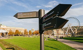 Mit dem digitalen Fußgängerleitsystem finden sich Anwohner und Besucher in Stuttgart gut zurecht. Eine vernetzte Steuerungssoftware übernimmt tagesaktuelle Daten rund um den Stelenstandort, inklusive Entfernungsangaben und ÖPNV-Empfehlung. - © Stuttgart-Marketing GmbH, Thomas Niedermüller Mit dem digitalen Fußgängerleitsystem finden sich Anwohner und Besucher in Stuttgart gut zurecht. Eine vernetzte Steuerungssoftware übernimmt tagesaktuelle Daten rund um den Stelenstandort, inklusive Entfernungsangaben und ÖPNV-Empfehlung. - © Stuttgart-Marketing GmbH, Thomas Niedermüller